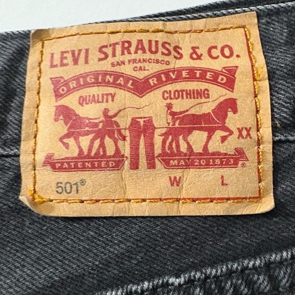 Levi's 501’s Black Frayed Denim Shorts. Classic Denim Staple. Size 32 - Picture 3 of 8